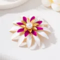 Gros plan d'une broche fleur en émail de style français avec des pétales multicouches. - Style Fleur en Émail (JMX-XZ9595) / Violet Blanc