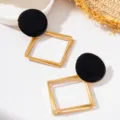 Gros plan détail de boucles d'oreilles pendantes géométriques élégantes en émail noir. - Style Losange Creux Multi-Couches Rond Émail (JMX-ER9589) / Noir