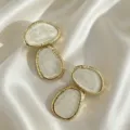 Boucles d'oreilles pendantes vintage européennes à bordure dorée, bijoux élégants et polyvalents. - Style Épissé Émail Blanc Bordé d'Or (JMX-ER9587) / Blanc