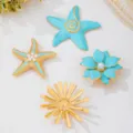 Gros plan detail de broche etoile de mer emaillee coloree style estival chic. - Style Multi-Éléments de Vacances Bleu (JMX-XZ9546)