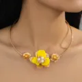 Collier ras de cou floral perlé style français, fleur jaune élégante avec diamants pour soirée. - Fleur 3D Jaune (JMX-XQ9718-黄色)