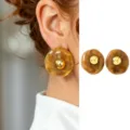 Boucles d'oreilles rétro en résine avec sphère métallique, vue de détail élégante. - Point Camel Clair (JMX-ER9697)