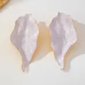 Boucles d'oreilles rétro abstraites en forme de feuille avec finition brillante et dorée. - Style Blanc (JMX-ER9746-Blanc)