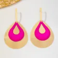 Élégantes boucles d'oreilles pendantes goutte multicouche rose vif dorées modèle - Rose rouge