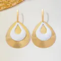 Retro geometrische geschichtete Tropfen Ohrringe mit weissem Öl Tropfen und goldem Finish. - Weiß