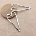 Silberfarbener hohler Herz Metallanhänger DIY Schmuck Zubehör Material stilvoller Charme. - Weißgold