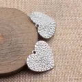 Silberner Herzanhänger mit Webstruktur Detail, DIY Schmuckzubehör für Bastelarbeiten. - 1 Stück / Weißgold