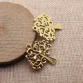 Nahaufnahme von Retro-Legierung-Baum-Anhängern, filigranes Detail für DIY-Schmuckzubehör. - Altgold