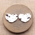 Gehämmertes unregelmäßiges Wellen Herz Metall Anhänger Detailbild, silberner DIY Schmuck - Weißgold