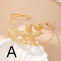 Bracciale aperto dorato con stella marina strutturata e conchiglia, primo piano stile oceanico. - Stile Stella Marina Conchiglia A / Oro