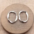 Nahaufnahme silberner unregelmässiger verdrehter geometrischer Oval Ring DIY Schmuck. - Weißgold
