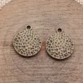 Hämmerte runde Metall Anhänger Charms im Vintage Stil für DIY Schmuckherstellung 2Stk. - Antikbronze