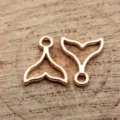 Goldene hohle Walflosse Anhänger für DIY Schmuckherstellung, Miniatur Metallvarianten. - KC Gold