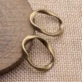 Unregelmäßig verdrehter geometrischer Ovale Anhänger Ring, bronzefarbenes Schmuck DIY Material. - Antikbronze