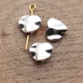 Gros plan perle coeur martelée, finition argent vintage composant bijou DIY, taille 10x9mm. - Argent antique