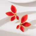 Vue détaillée de superbes boucles d'oreilles en émail rouge avec bordure dorée élégante. - Rouge (JMX-ER9779-Rouge)