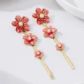 Boucles d'oreilles pendantes fleurs émail rouge perles chaînes dorées. Vue détaillée. - Rouge (JMX-ER9428)
