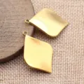 Goldene verdrehte Blatt Metall Anhänger für DIY Schmuckherstellung Kunsthandwerk Zubehör 35x25mm - Altgold