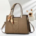Braune geprägte Damenhandtasche mit Seidenschal-Anhänger, vielseitige Schulter-Umhängetasche. - Gesteppter Schal-Stil / Khaki
