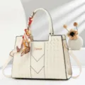 Beige strukturierte Damenhandtasche mit Schal, vielseitige Schultertasche Umhängetasche. - Gesteppter Schal-Stil / Gebrochenes Weiß
