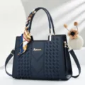 Blau strukturierte Damen Handtasche mit Seidentuch und Metalllogo für Alltag und Büro. - Gesteppter Schal-Stil / Blau