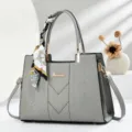 Graue geprägte Damen Handtasche mit Schal Anhänger, vielseitige Umhängetasche für den Alltag. - Gesteppter Schal-Stil / Grau