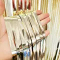 Glimmende metallieke tinsel gordijn strips voor feest achtergrond en huwelijk decor. - 1m*2m / Lichtgoud