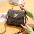 Borsa a tracolla stampata da donna, elegante borsa in pelle PU con manico e tracolla regolabile. - Stile FIDM / Caffè
