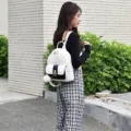 Sac à dos pour femme élégant couleur contrastée avec charmant pompon, blanc polyvalent. - L / Blanc