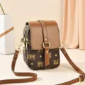 Braune Monogramm Umhängetasche für Damen, schicke kleine Handytasche mit elegantem Schultergurt. - Großes M - Einfarbige Klappe