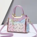 Sac à main pour femme imprimé dégradé avec poignée supérieure, bandoulière et design de banlieue. - Violet