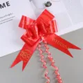 Rode trouwauto strik lint met mooie goudkleurige opdruk en bloemenverpackung decoratie. - Letterstijl / 100 stuks verpakking / Rood