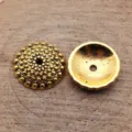 Detailansicht perlenbesetzter Perlenkappen aus Zinklegierung für DIY-Schmuckzubehör. - Altgold