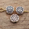 Gros plan détaillé de perles rondes texturées en argent antique avec motif vintage. - Argent antique