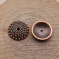 Nahaufnahme Detail von antikem kupfernen Perlonkappen-Abstandshalter, Zinklegierung Schmuck. - Antikes Rotkupfer
