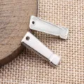 Metall Ausrufezeichen Anhänger DIY Schmuck Zubehör Detailansicht Silber Farbe 22x7mm leicht. - Weißgold