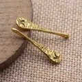 Primer plano del colgante de metal con forma de lágrima martillada en oro antiguo para accesorios DIY. - Oro antiguo