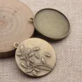 Antike bronzefarbene runde Fassung Anhänger DIY Handwerk Schmuck Zubehör 35mm Basis - Blattrelief Runder Boden / 35mm Innendurchmesser / Antikbronze