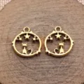 Detailaufnahme von goldenem hohlem Katzen und Stern runden Anhänger für DIY Handwerk. - Altgold