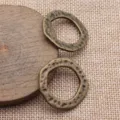Conectores colgantes de anillo de metal irregular martillado para joyería de bricolaje. - Conector de Anillo Martillado / Bronce Antiguo