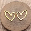 Detailaufnahme goldfarbener geometrischer Herz-Metallanhänger für DIY-Schmuckzubehör. - Altgold
