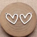 Detailaufnahme des hohlen Herz-Legierungsanhängers für DIY-Schmuck, präzises Design und Textur. - Weißgold