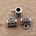 Primer plano de abalorios colgantes florales de plata antigua, accesorio de joyería DIY metal. - Plata antigua