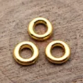 Vista detallada del conector de cuentas espaciadoras redondas doradas para creacion de joyas. - Oro Brillante