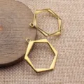 Goldfarbene sechseckige Metall Lünette Anhänger Detailansicht, DIY Schmuckherstellung. - Altgold