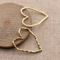 Goldener hohler Herz Metall Anhänger Detail, Vintage Schmuck DIY Zubehör, 39x31mm. - Altgold