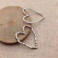 Hohler Metall Herz Anhänger Detailansicht, Vintage DIY Schmuck Zubehör 39x31mm groß. - Weißgold