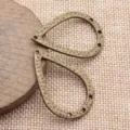 Antike bronzene gehämmerte tropfenförmige Metall-Anhänger, hohle DIY-Ohrringverbinder für Schmuck. - Antikbronze
