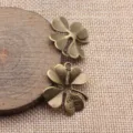 Bronzefarbene vierblättrige Kleeblatt Metall DIY Anhänger Glücksbringer Schmuckzubehör - Antikbronze
