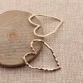 Goldfarbener hohler Herz Metall Anhänger für Retro DIY Schmuck Basteln und Zubehör - KC Gold